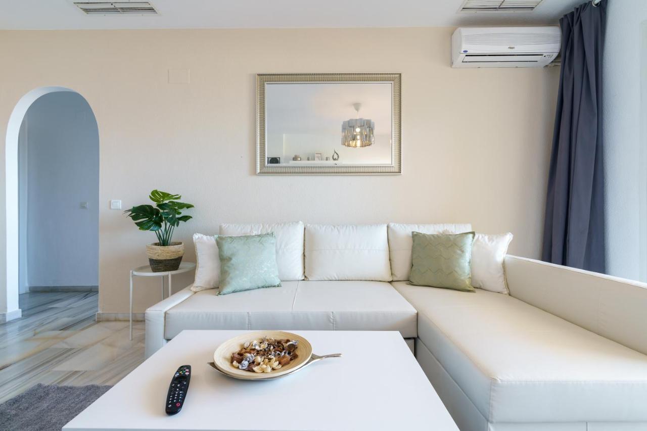 Chic Beachfront Flat With Amazing Sea Views And Private Indoor Parking Benalmádena Kültér fotó