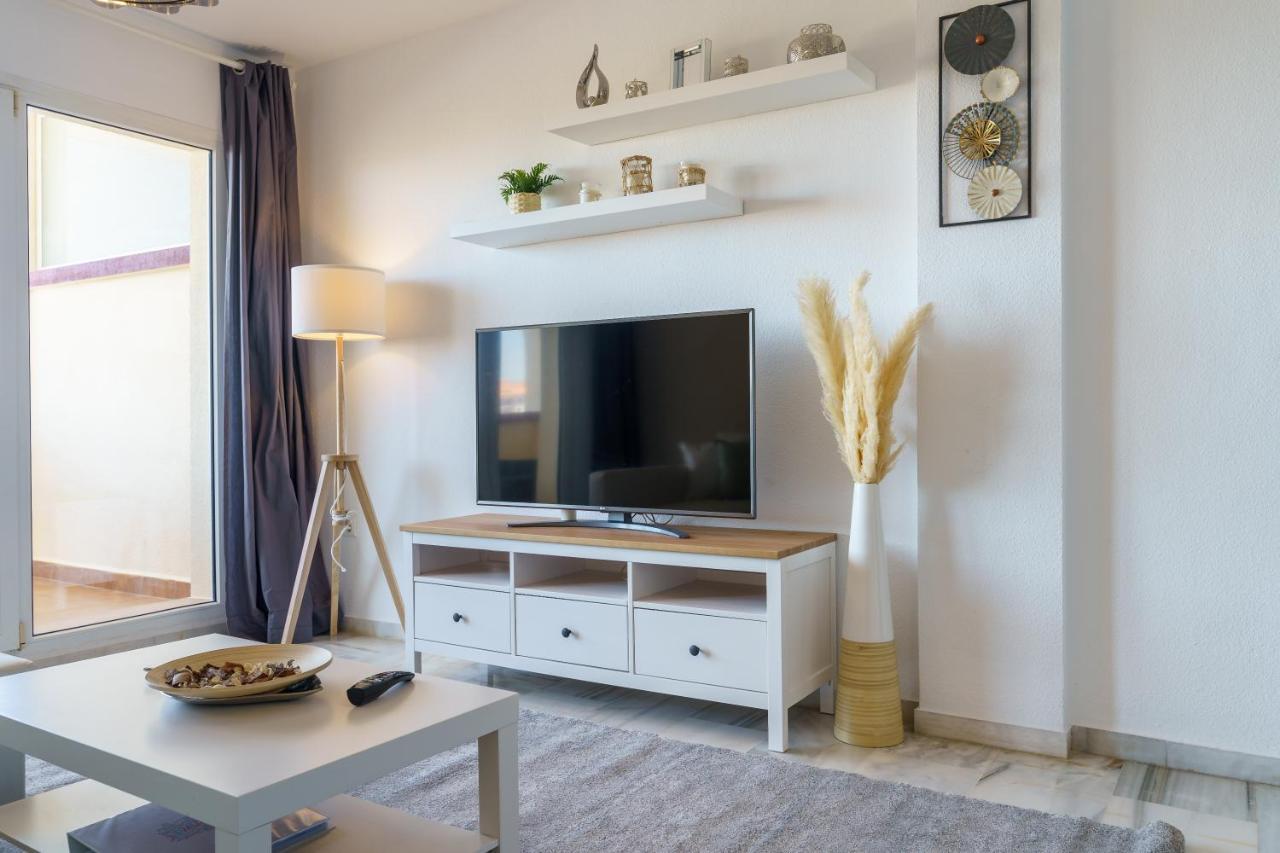 Chic Beachfront Flat With Amazing Sea Views And Private Indoor Parking Benalmádena Kültér fotó