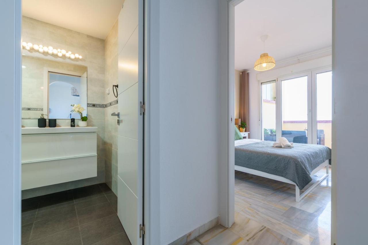 Chic Beachfront Flat With Amazing Sea Views And Private Indoor Parking Benalmádena Kültér fotó