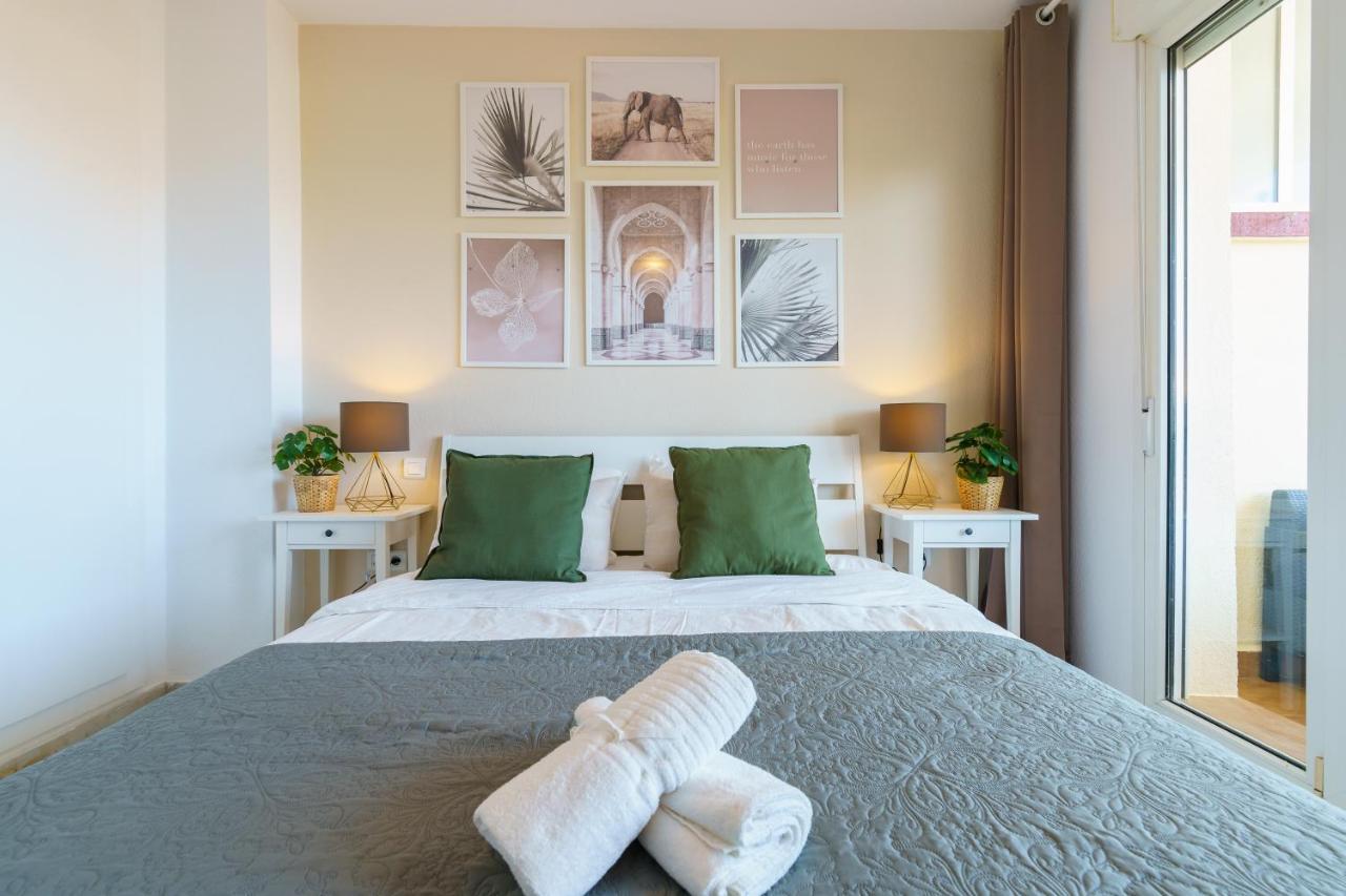 Chic Beachfront Flat With Amazing Sea Views And Private Indoor Parking Benalmádena Kültér fotó