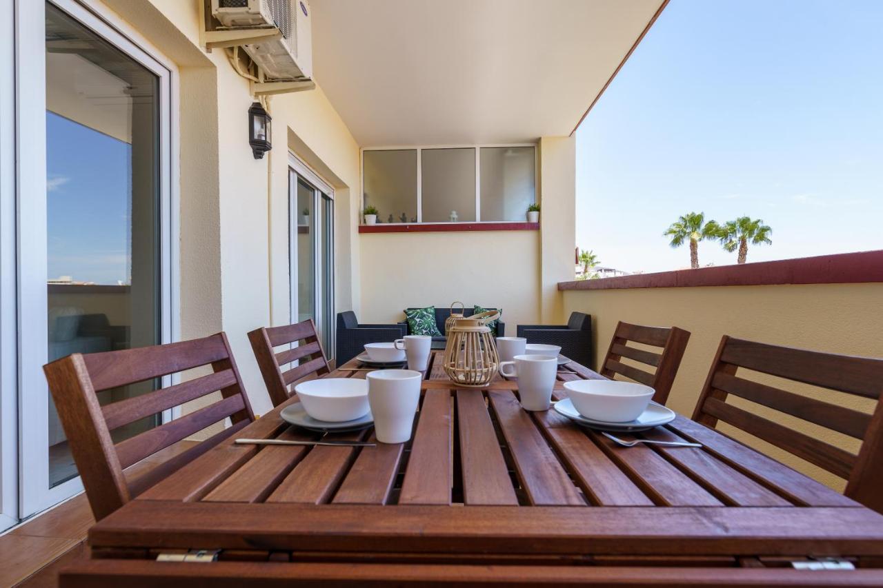 Chic Beachfront Flat With Amazing Sea Views And Private Indoor Parking Benalmádena Kültér fotó
