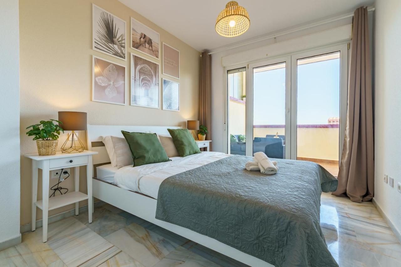 Chic Beachfront Flat With Amazing Sea Views And Private Indoor Parking Benalmádena Kültér fotó