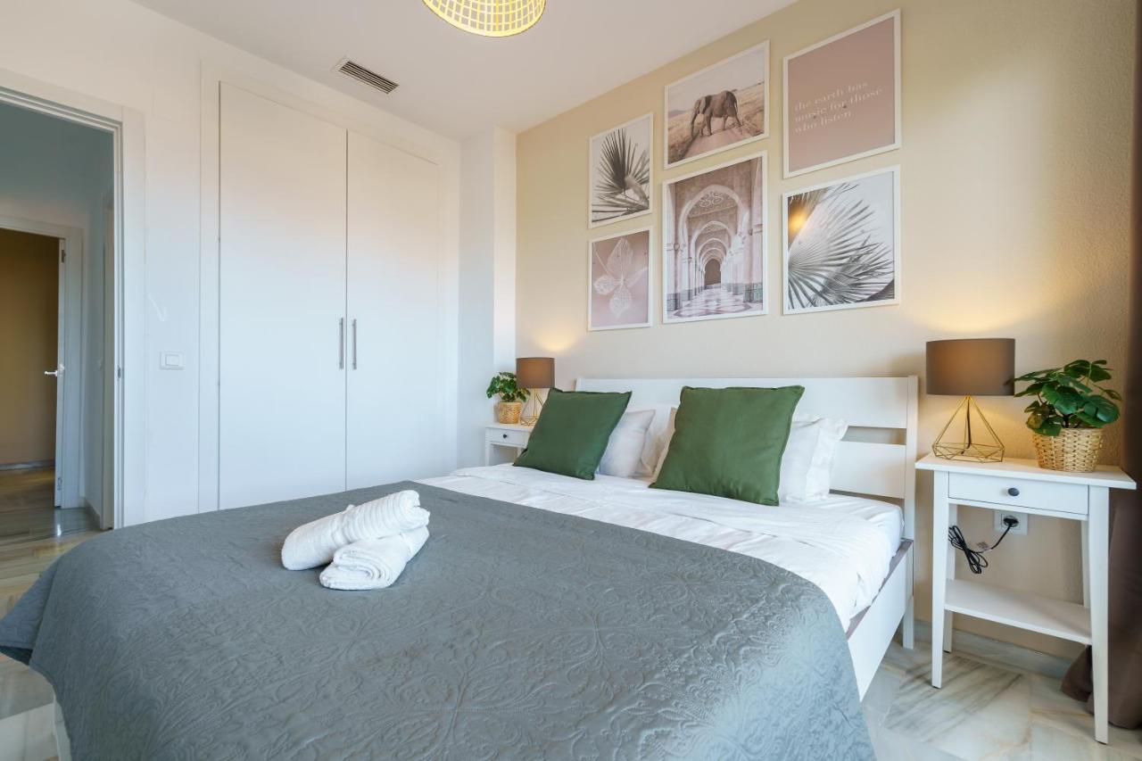 Chic Beachfront Flat With Amazing Sea Views And Private Indoor Parking Benalmádena Kültér fotó
