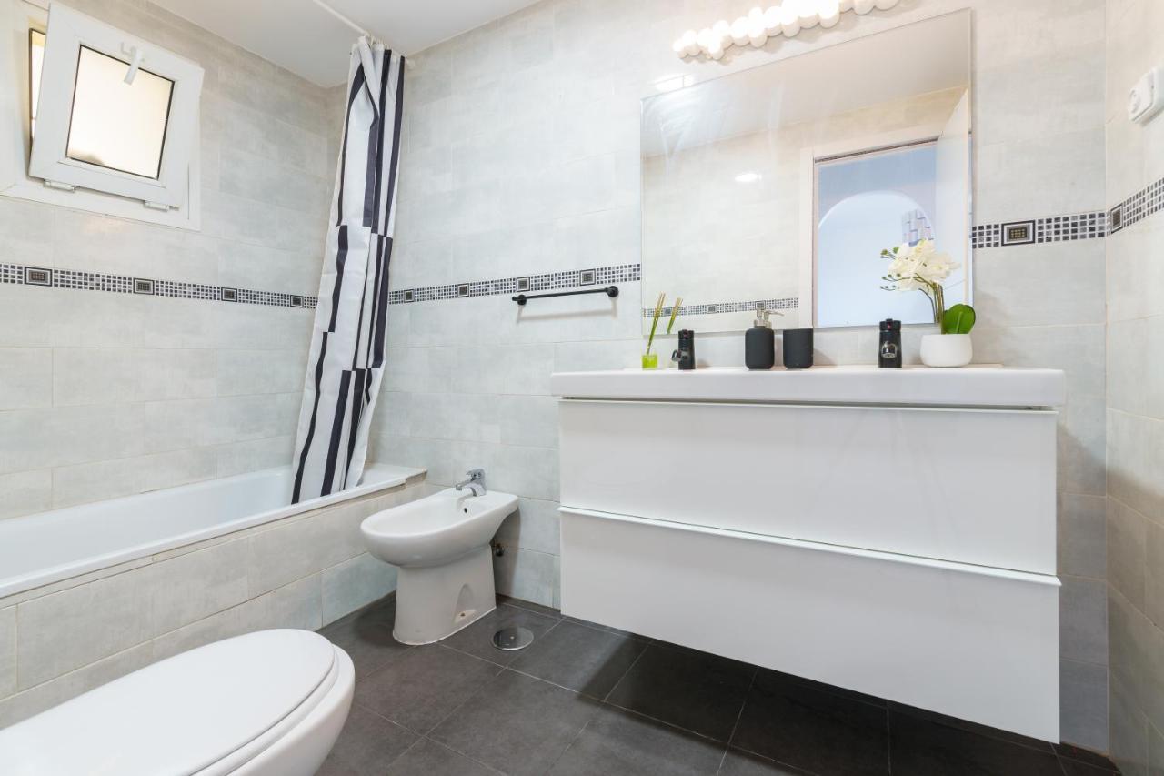 Chic Beachfront Flat With Amazing Sea Views And Private Indoor Parking Benalmádena Kültér fotó