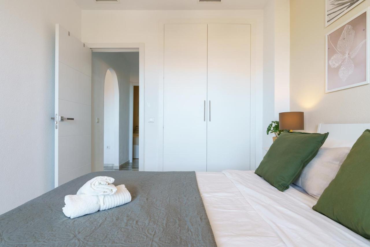 Chic Beachfront Flat With Amazing Sea Views And Private Indoor Parking Benalmádena Kültér fotó
